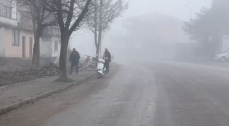 VIDEO  Mjegulla e dendur në aksin Korçë Pogradec  autoritetet apelojnë kujdes në qarkullim