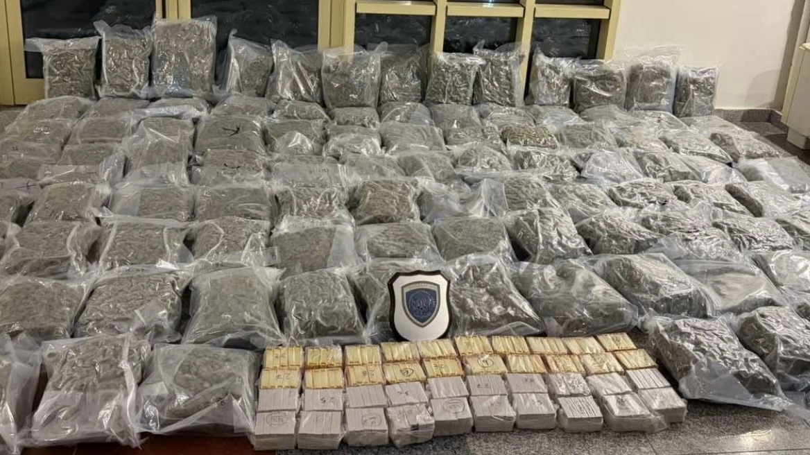 Operacioni në Greqi  Droga e fshehur në kamion kapte vlerën 900 000 euro  arrestohet shoferi  Në pranga edhe një tjetër  VIDEO   