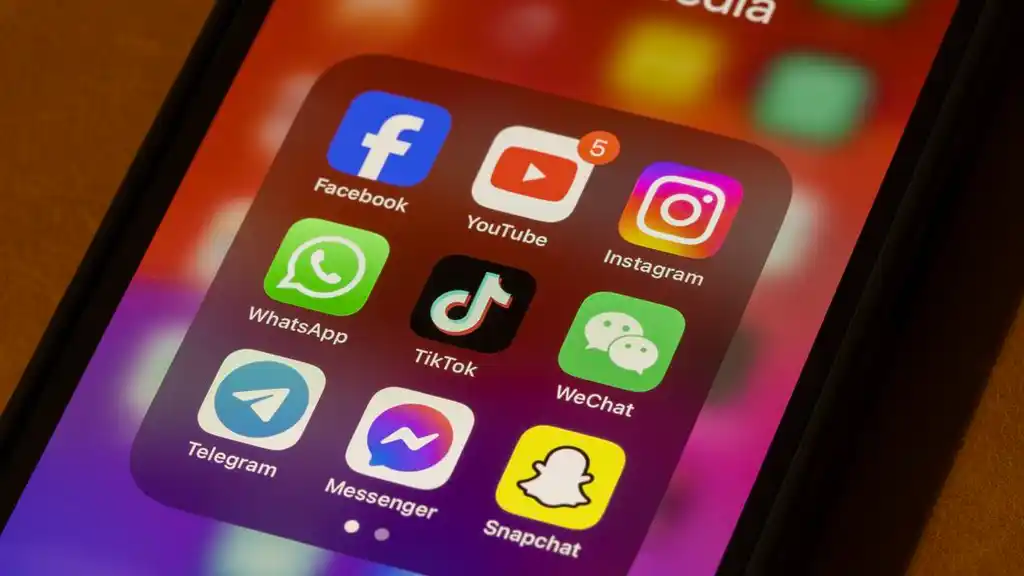 Ligjvënësit francezë miratojnë projektligjin që ndalon mediat sociale për fëmijët nën 15 vjeç