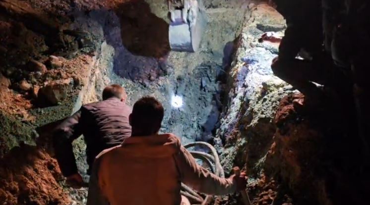 Vlorë  po punonin për rrjetin e ri të ujësjellësit  firma dëmton linjën elektrike  Lihet në terr një nga lagjet e qytetit
