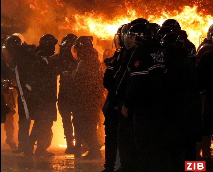  Mijëra në shesh kundër Ramës   transmetuesi publik i Austrisë  Përplasje me policinë në protestën e opozitës në Tiranë