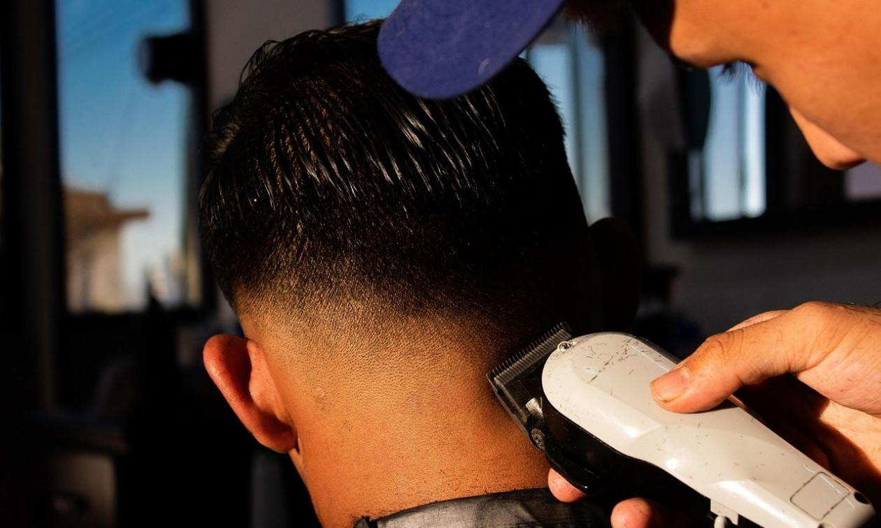 ndodh-dhe-kjo-s-i-pelqeu-prerja-e-flokeve-te-riut-shqiptar-i-erren-syte-sulmon-me-shkop-gome-berberin-i-shkaterron-makin