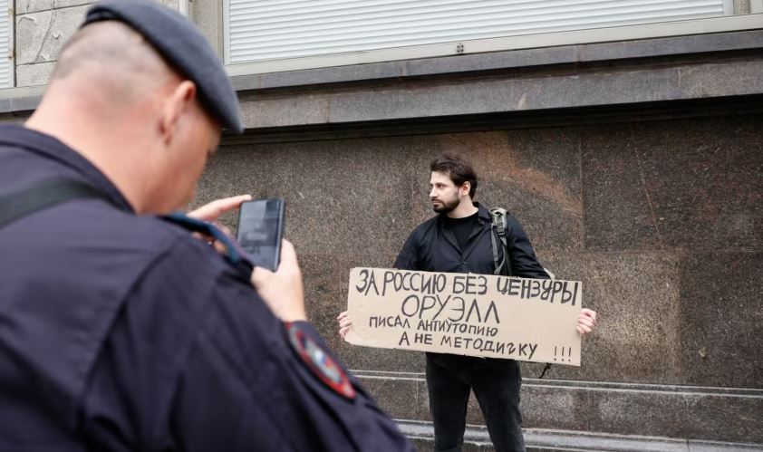 Kremlini ashpërson kontrollin  Putin shton forcën e FSB mbi internetin rus