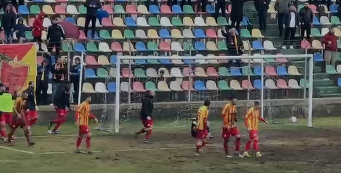 VIDEO  Kaos  përplasje dhe grushte në Librazhd  incidente të rënda në ndeshjen e kampionatit shqiptar