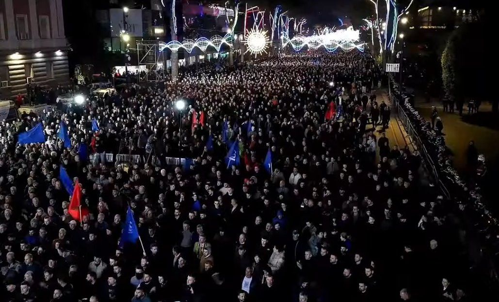 Protesta e opozitës   Shqipëria  lulëzon  në korrupsion falë Ramaformës   Meta thirrje qytetarëve  Tregojani vendin organizatë   