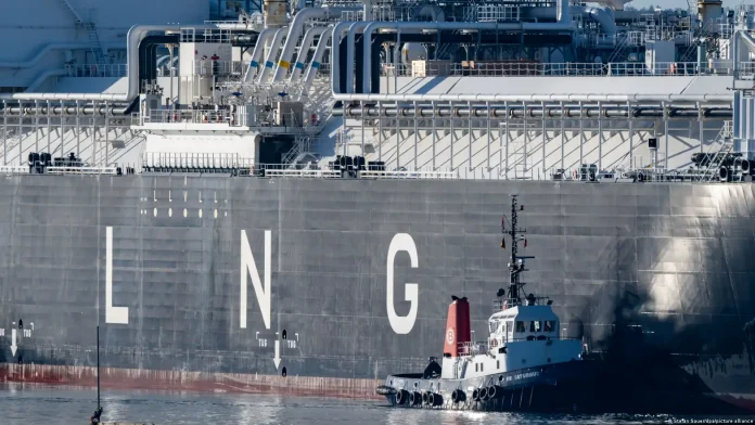 68359920 606 696x392