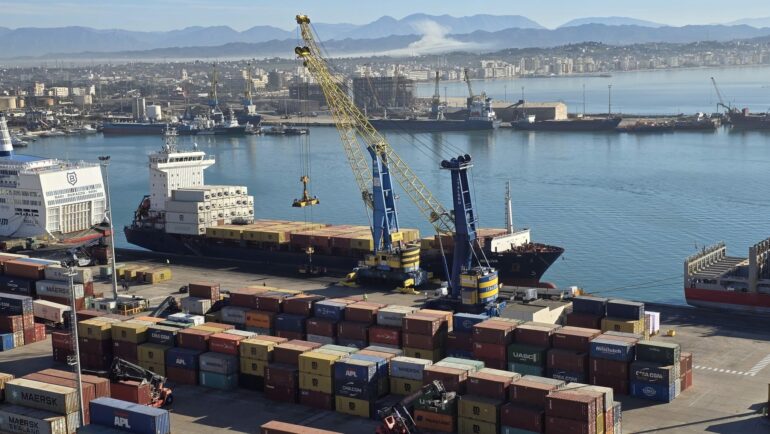 Anija Molivia Ne Port 2048x1153