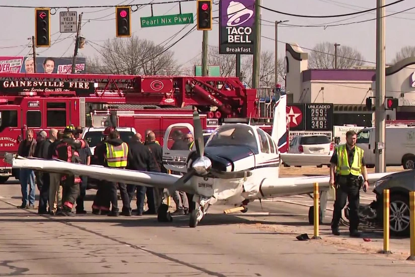 Avioni përplaset me makinat në SHBA, katër të plagosur