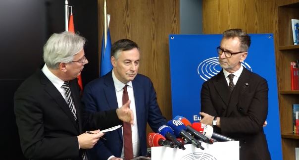  Bisedova me Bardhin  Vokshin dhe Tabakun   McAllister  Berishën nuk e takoj dot sepse   VIDEO 