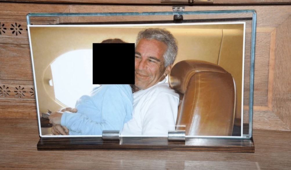 “Vogëlushja 9-vjeçare shfrytëzohej për…”/ Kishin akses në dokumentet e pa censuruara, kongresmenët amerikanë zbulojnë skandale të tjera nga dosja “Epstein”