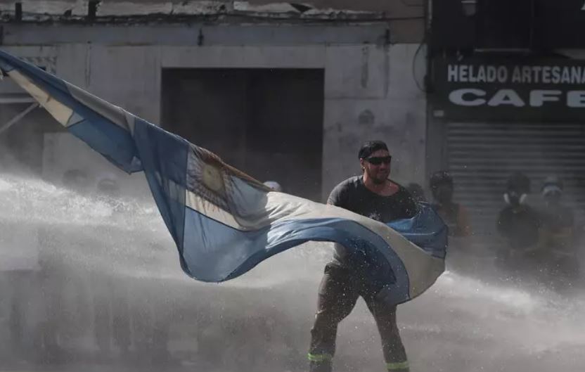 Protestat kundër reformave të punës  Përleshje jashtë Parlamentit argjentinas  plagosen 4 efektivë  37 qytetarë të arrestuar
