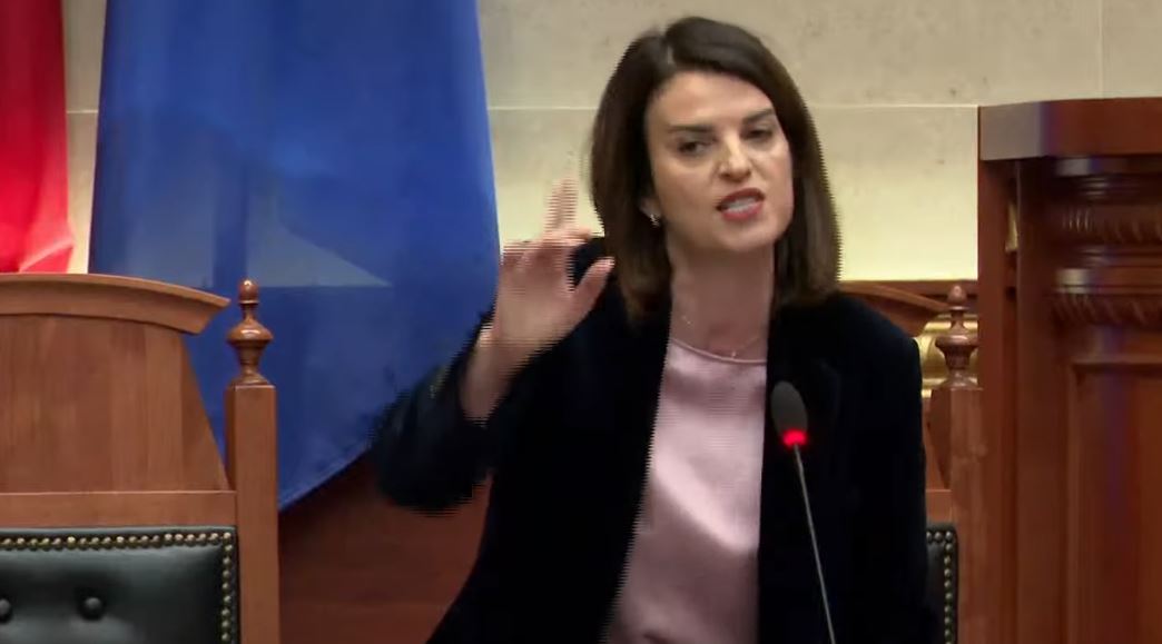 “Nuk u shpëton shpirtrave të atyre që ke vrarë, e ke në gen të derdhësh gjak”, Koçiu shpërthen ndaj Berishës: Gënjeshtar patologjik! Porosite dhunë ndaj policëve në protestë