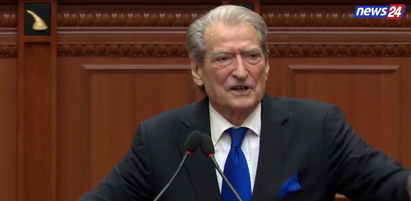 “Turfulloni në histeri kolektive, se jeni të kapur nga krimet që keni kryer”, Berisha: Në Rend Dite vetëm një pikë; Dorëzoni mandatin e Belinda Ballukut!