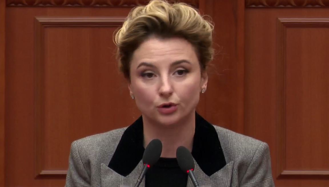 “Qeveria nuk reflekton, por bën politikë me vrasjen e të miturve”, Xhixho: Nxënësit marrin me vete thika, jo libra! Policët i dhunojnë në sheshe, ndërsa në shkolla…