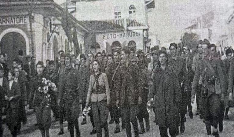  Grupi i shoqnuem prej Kolë Jakovës dhe që kryesohej prej Nako Spirut   vizituen  edhe Bibliotekën e Muzeun e At Shtjefën Gjeç   