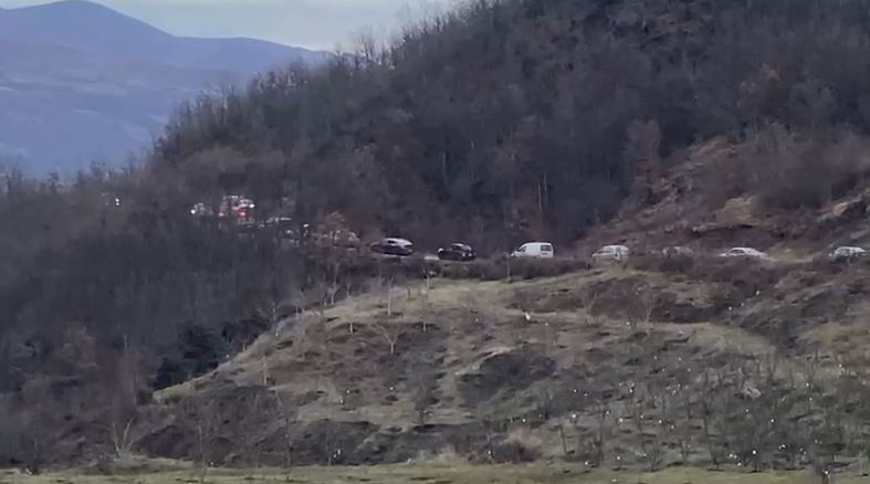 VIDEO  Të bllokuar në Dragostunjë  shoferët çajnë vetë rrugën  Devijim dramatik nga Librazhdi nëpër fshatra për të dalë në Prr   