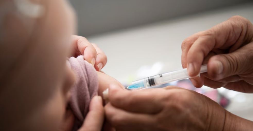 Nga Facebook u te fruthi  skepticizmi që ndikon në vaksinimin e fëmijëve në Kosovë dhe rajon