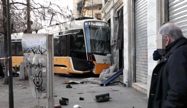 Aksident në Milano  tramvaji del nga shinat dhe përplaset me ndërtesën  disa të plagosur