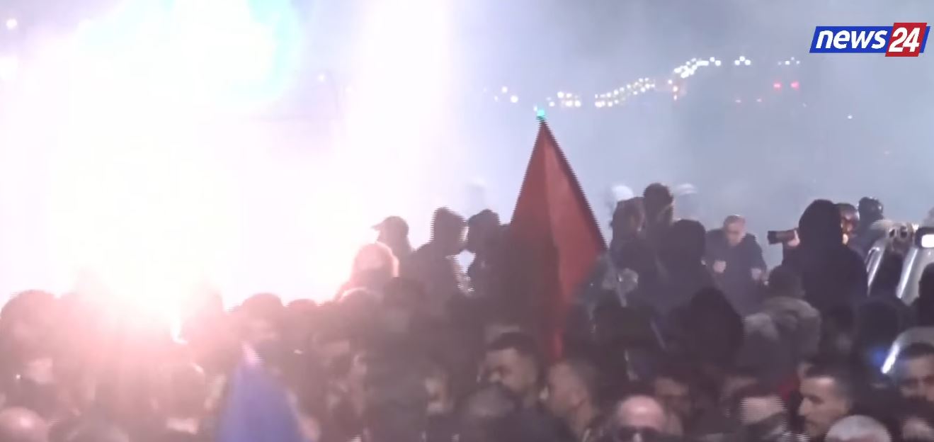  Është me Agasin   Protestuesit synojnë t i shkojnë Prodës poshtë zyrës  tentohet të çahet kordoni policor  hidhet gaz lotsjel   