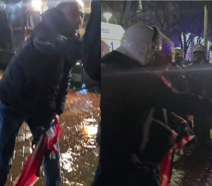 Protestuesi del para makinës së ujit  efektivët e largojnë me forcë