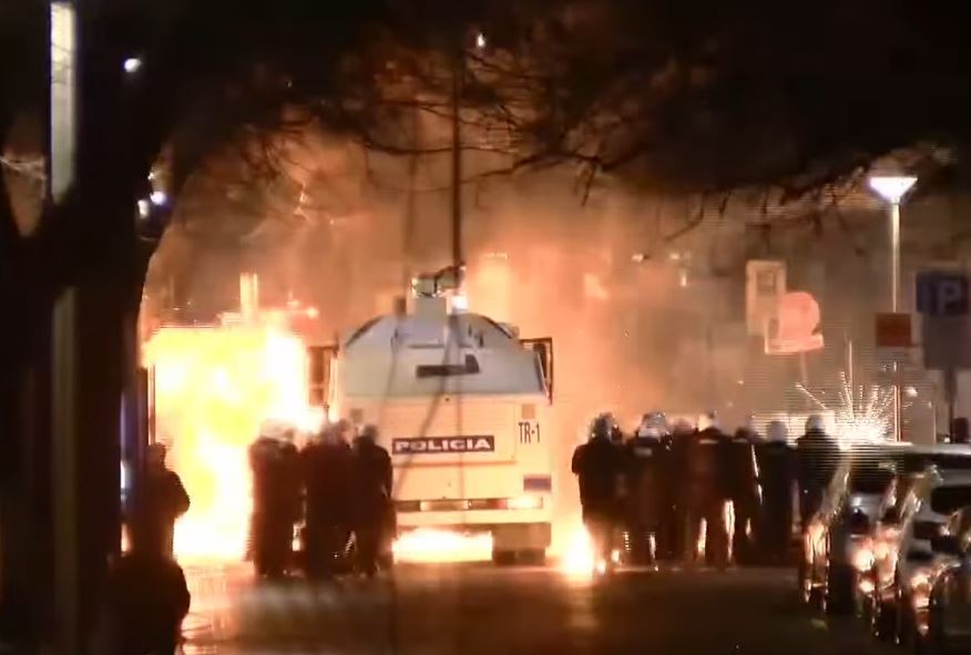 Protesta e PD  Fishekzjarrë dhe molotovë drejt autobotëve  shpërthime pranë efektivëve