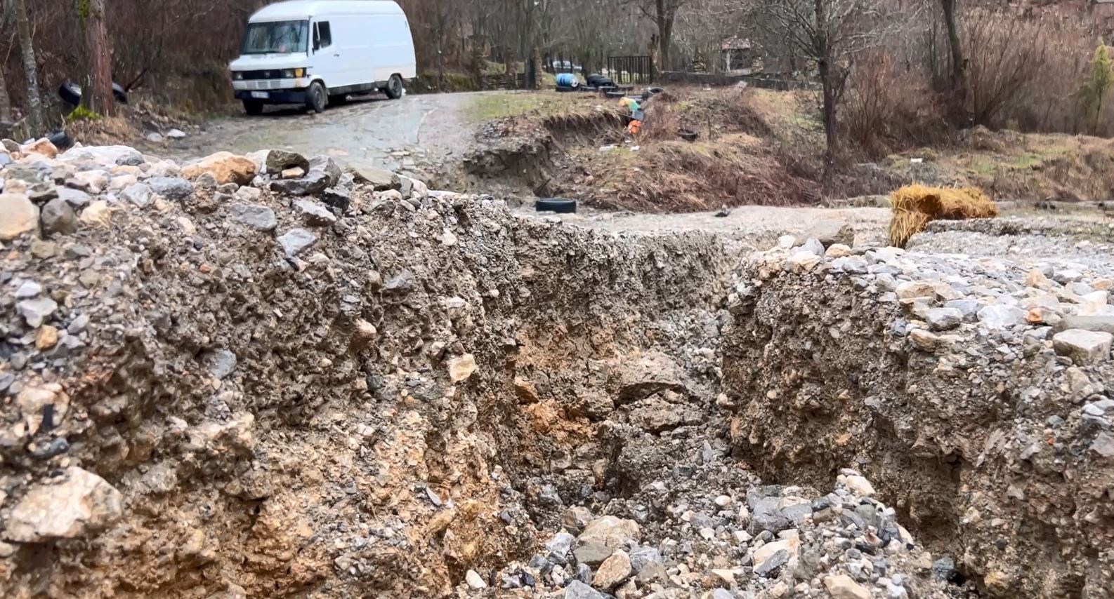 Tetë familje të izoluara  Rruga që lidh fshatin Senisht në bashkinë Maliq prej muajsh e izoluar  banorët apelojnë për ndihmë