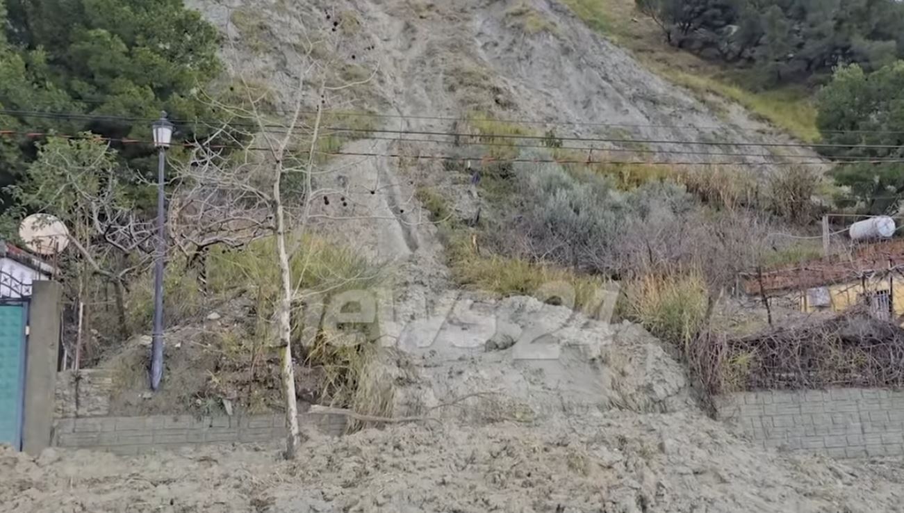 VIDEO  Pamje dramatike nga Durrësi  qyteti bregdetar sërish nën ujë  lagjja e  Currilave  mbulohet nga balta