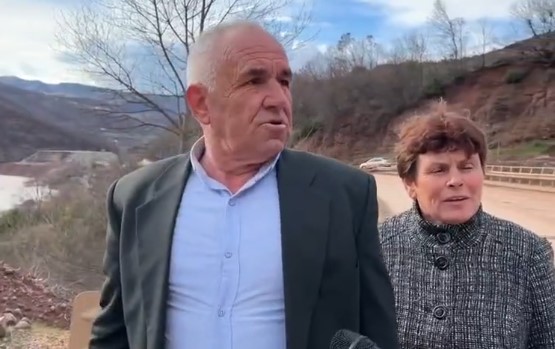 VIDEO  Të bllokuar në  Arrat e Gurrës   qytetarët shpërthejnë  Nuk dimë nga t ia mbajmë  kemi orë të tëra në rrugë