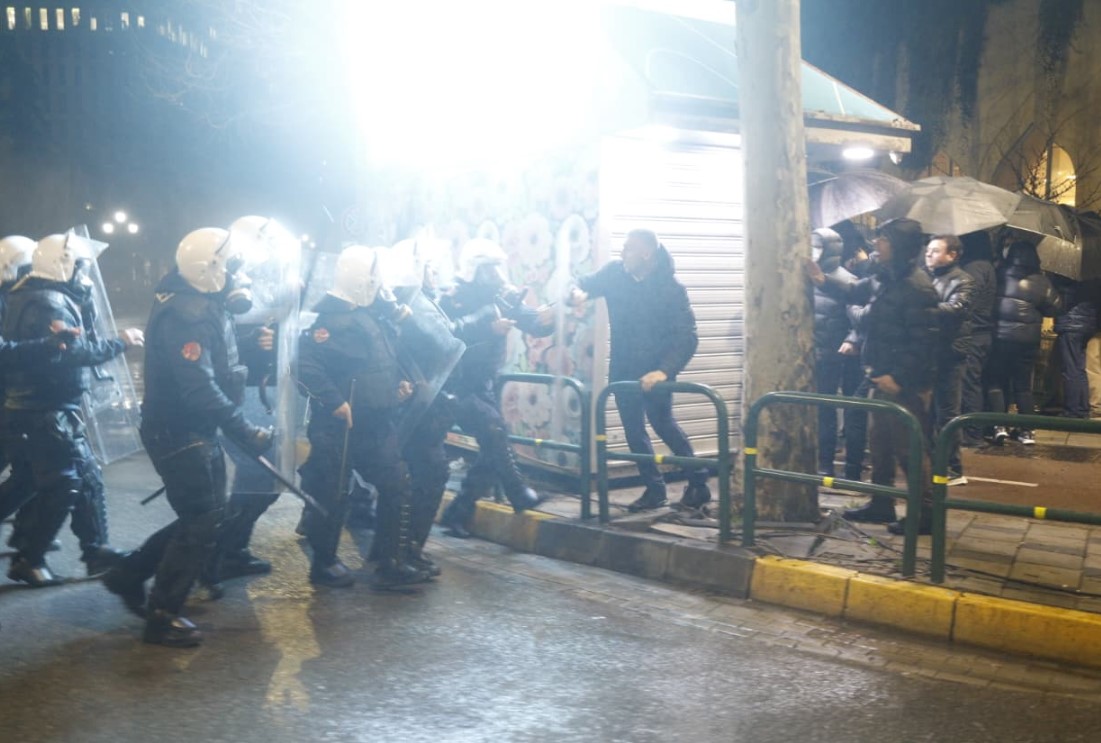 FOTO/ U lëndua në kokë pas përplasjes me policinë, deputeti i PD, Bledjon Nallbati dërgohet te Trauma