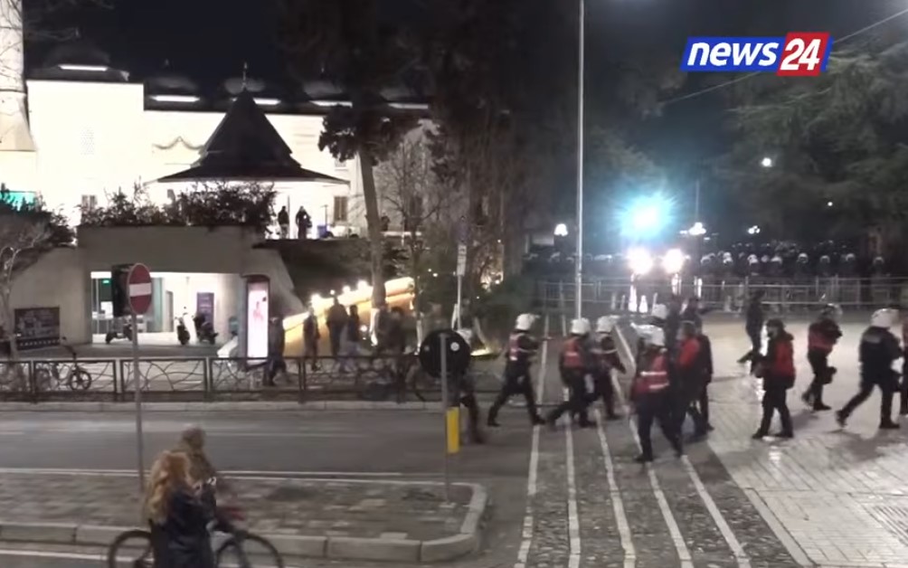 Tubimi i 20 shkurtit  Pas revoltës para Kryeministrisë  protestuesit mbërrijnë te Kuvendi