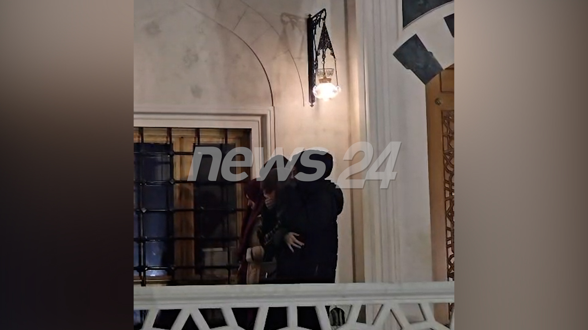 VIDEO  Përshkallëzohet situata tek  Rruga e Elbasanit   por besimtarët nuk i ndal as gazi lotsjellës  Vijojnë falj   