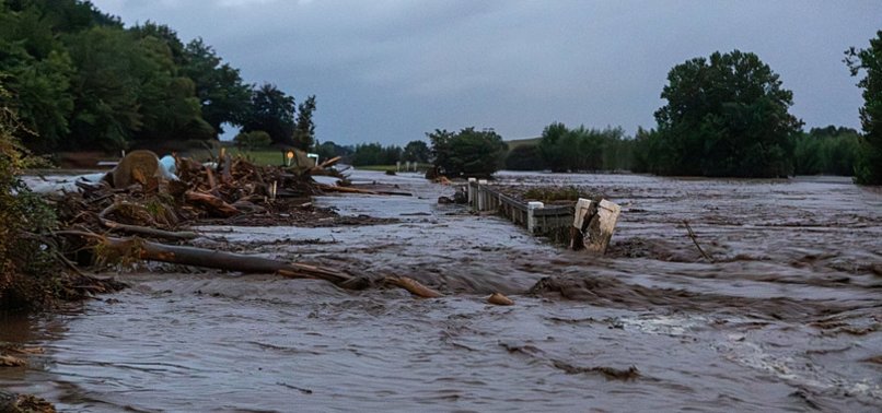 Shira dhe erëra të rrëmbyeshme godasin Ishullin Verior të Zelandës së Re  mijëra shtëpi pa energji elektrike