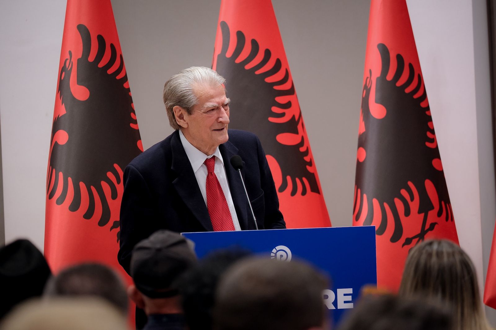  Bëjnë sikur janë me ne   Berisha sulmon Salianjin një ditë pas takimit me demokratët e Fierit  Nuk na duhen dhe as kemi lidhj   