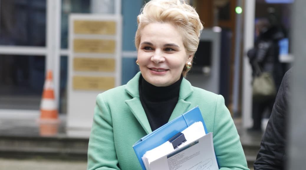 Përfundon seanca paraprake  Kryemadhi del nga GJKKO me dosjen e provave  Më në fund i morëm  ka mbi 40 faqe me 