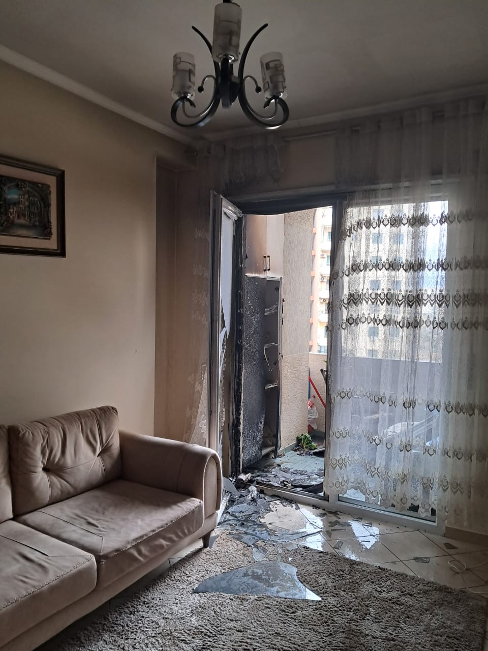 Plas bombola e gazit  përfshihet nga zjarri ballkoni në Vlorë