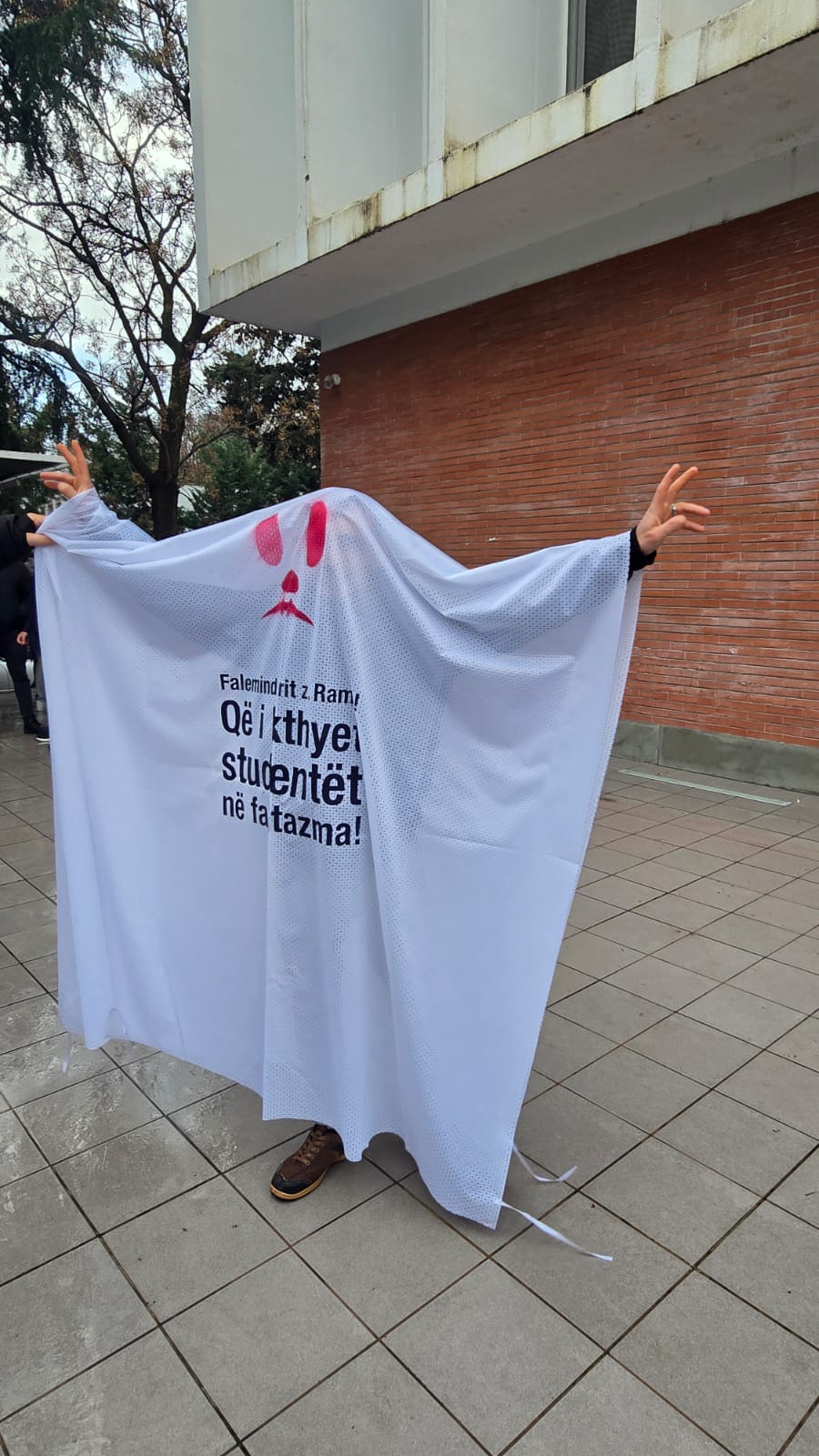 foto-lajm-faleminderit-zoti-rama-qe-i-riktheve-studentet-ne-fantazma-mesazhet-e-protestuesve-te-pd