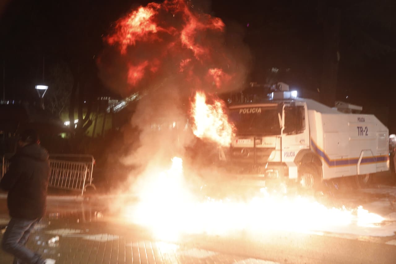 FOTO LAJM  Nga molotovët drejt Kryeministrisë tek makina e policisë në flakë  çfarë ndodhi në protestën e opozitës pas fjalimi   