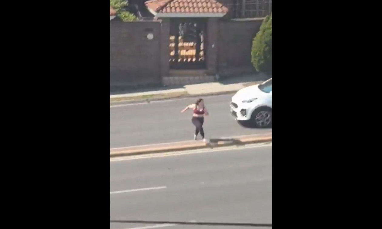 Kaloi me vrap rrugën  ja momenti fatal kur makina merr para të renë  Pamjet dramatike