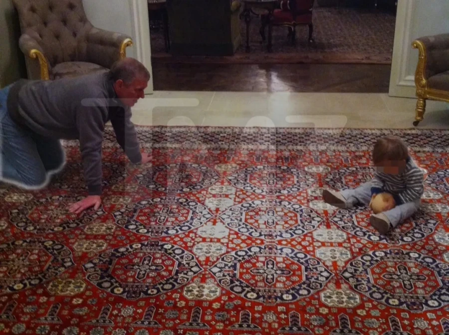 FOTO  Del në dosjet e pedofilit Epstein  Princi Andrew nuk gjen qetësi as pas lirimit  dalin pamjet ku luan me një fëmijë  Në    