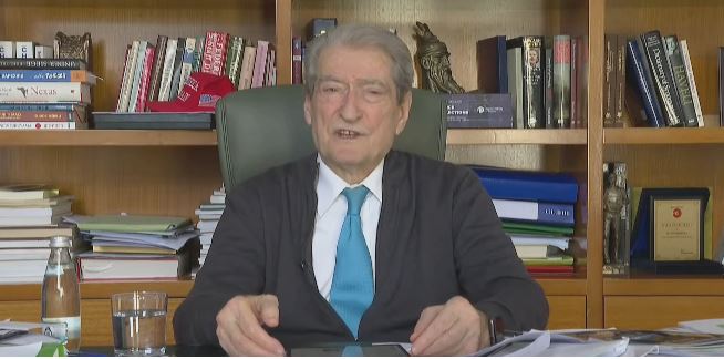 Protesta e opozitës  Berisha publikon dëshminë e prindit të të miturit  I futën molotovët te çanta e shkollës dhe e arrestuan    