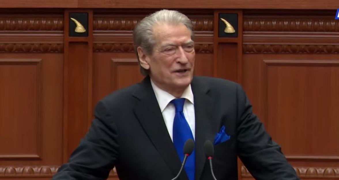 “Jeni maska e Lubisë”, Berisha ‘shpërthen’ nga Kuvendi: Po mbroni vidhet e Belindës, por… Peleshi i ndërpret fjalën