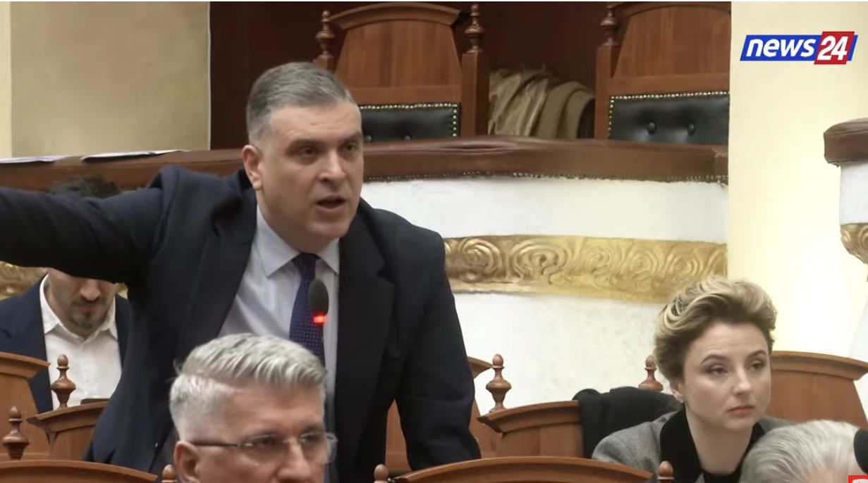 “Ervin Hoxha, çiraku i Ergys Agasit”/ Tedi Blushi i kthehet Braçes për “21 janarin”: Komandantin e “grupit të zjarrit” e ke në grupin tënd. Dil dhe jep sqarime…