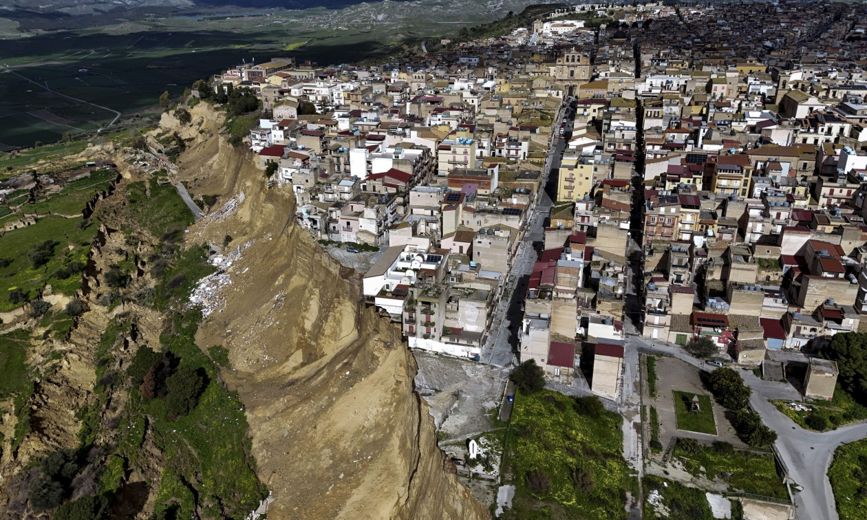 “Humbëm gjithçka në pak sekonda!”/ Katastrofë natyrore në Siçili, Niscemi si qytet fantazmë, mes ndërtesave të rrezikuara dhe biblioteka me 4000 mijë vepra të rralla