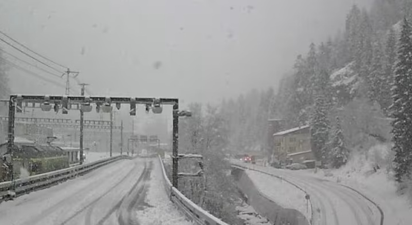 Avalanche almost causes tragedy! Train with 80 passengers derails in ...