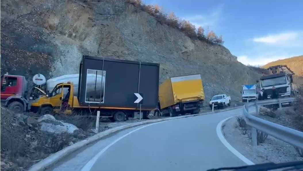 sherbente-si-rruge-alternative-pas-bllokimit-te-arra-e-gurres-2-kamione-paralizojne-aksin-moglice-gramsh