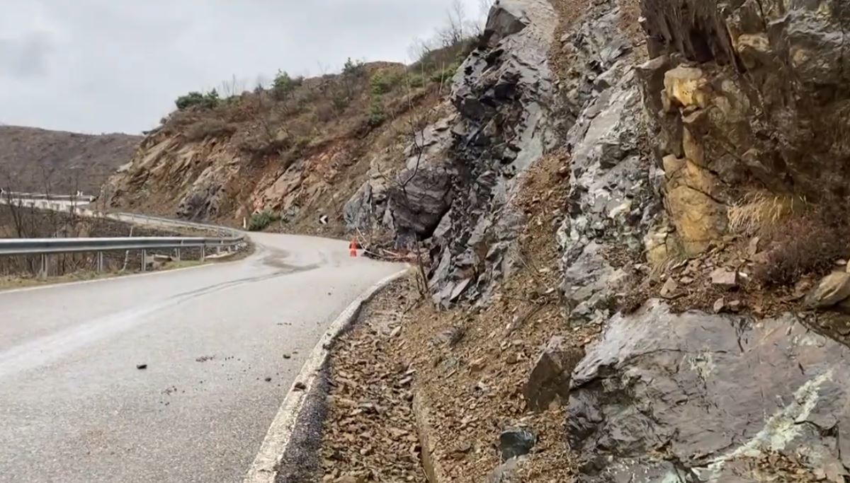 aksi-i-vjeter-kukes-kalimash-ne-gjendje-te-degraduar-banoret-shkembi-ne-rruge-prej-2-javesh-firma-geci-s-merr-masa