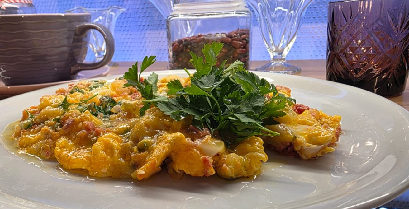 Lakror me qepë të thata dhe arra dhe tavë me pure patate/ Recetat e ditës