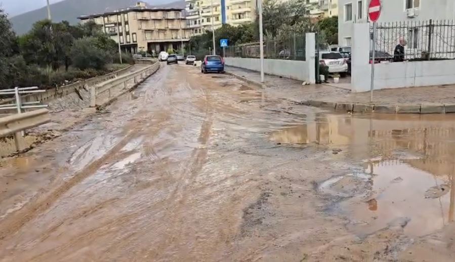 VIDEO  Shirat dëmtojnë disa banesa në qytetin e Himarës  banorët në panik  Kjo situatë nuk ka ndodhur prej vitesh