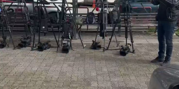 VIDEO  U përfshi nga flakët e molotovit në protestën e opozitës  kolegët solidarizohen me operatorin e News24  Aldo Kashri