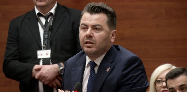 Deputetët e PD në foltoren e Kuvendit  Kapri Peleshit  Respektoni opozitën  na jepni fjalën 
